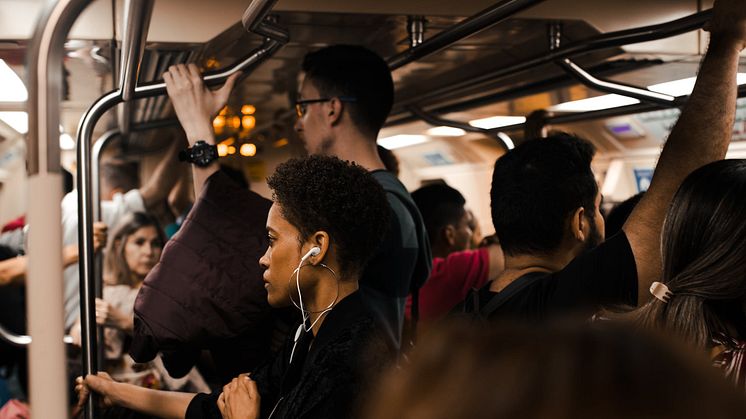 Resenärerna återvänder till kollektivtrafiken men har konkurrens av bilen och promenaden