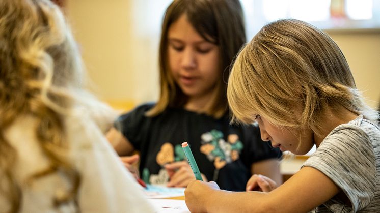 Skolstarten betyder ekonomiska utmaningar för många familjer, läxor ska läsas och barn och unga ska hitta meningsfulla fritidsaktiviteter. Foto: Jonas Nimmersjö