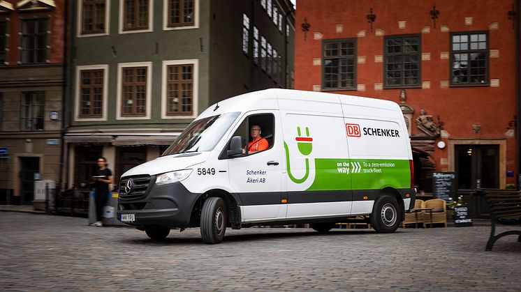 Schenker Åkeri satsar hårt på elektrifiering. Med en första leverans av 32 eldrivna eSprinter från Mercedes-Benz har företaget i ett slag elektrifierat 20 % av vagnparken.