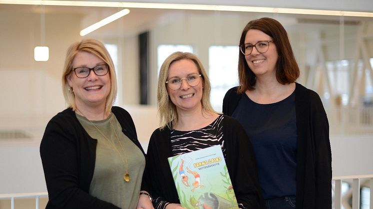 Vinnarna av VA-priset 2020; Camilla Hadarsson, Jennifer Hanning Ericsson och Lisa Dyrberg har varit med på hela resan – från idé, text och bearbetning fram till färdig bok.
