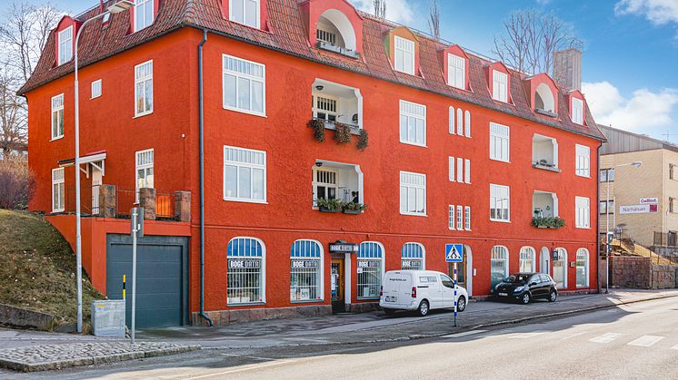 Fin bostadsfastighet i Ulricehamn och lager med egen kaj i Västervik
