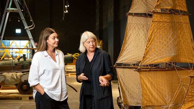 Utställningsproducent Jessica Rågholm och konservator Anna Billing-Wetterlundh inspekterar några av de 300 föremål som kommer att visas i utställningen. Foto: Kristin Lidell