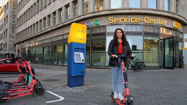 E-Scooter am Service-Center der LVB (Petersstraße)