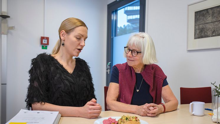   Dietist Anna Tellström går igenom medelhavskosten med deltagaren Inga Häger i pilotstudien. Foto: Mattias Pettersson.