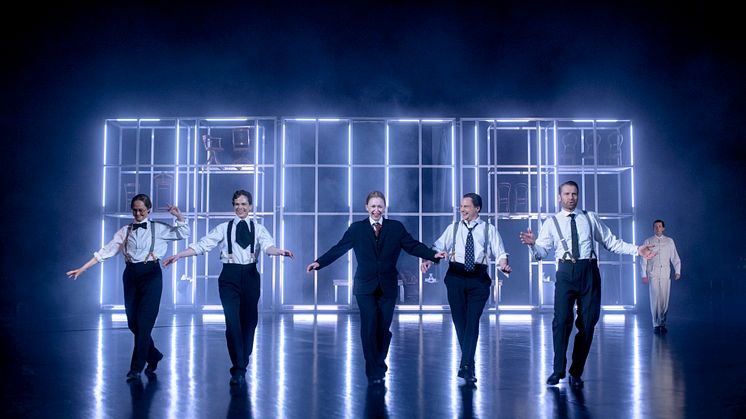 Ingunn B. Øyen, Ane Dahl Torp, Marie Blokhus, Eivin Nilsen Salthe, Kyrre Hellum og Christian Ruud Kallum i Lehmantrilogien, som hausta strålande kritikkar da den hadde premiere i august. Foto: Erika Hebbert.