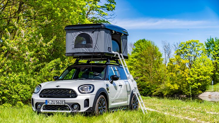 Hemestra i naturen med MINI: elektrifierade campingbilar med taktält