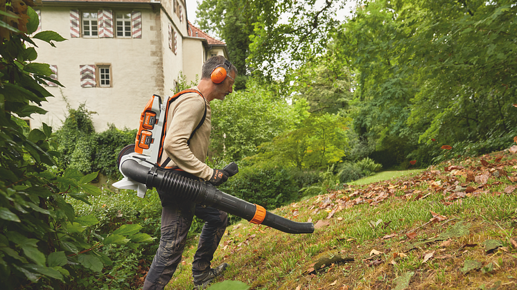 Innovatiivinen STIHL ADA 1000 -adapteri vaihtaa automaattisesti toiseen akkuun, ja sopii yhteen sekä reppulehtipuhaltimen että ruohonleikkurin kanssa.