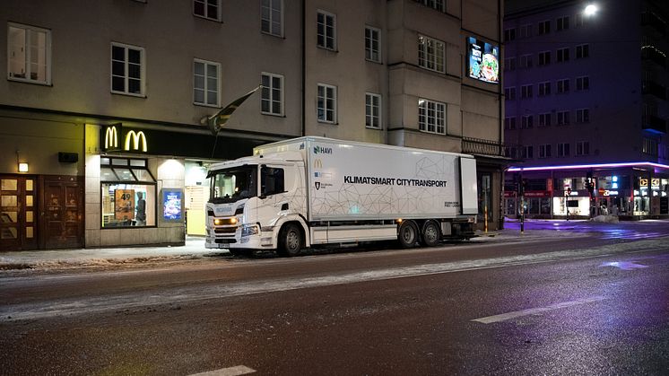 Leveranserna med tyst eldrift är ett samarbete mellan Stockholms stad, HAVI, KTH, EU, McDonald’s och Scania. Initiativet sker inom ramen för EU-projektet Eccentric Stockholm.