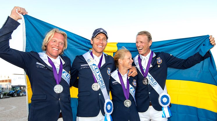 Svenska hopplaget med Fredrik Jönsson, Henrik von Eckermann, Malin Baryard Johnsson och Peder Fredricson tog VM-silver i Tryon, USA, 2018. I augusti finns chansen att försvara medaljen när VM kommer till Herning i Danmark. Foto: Roland Thunholm