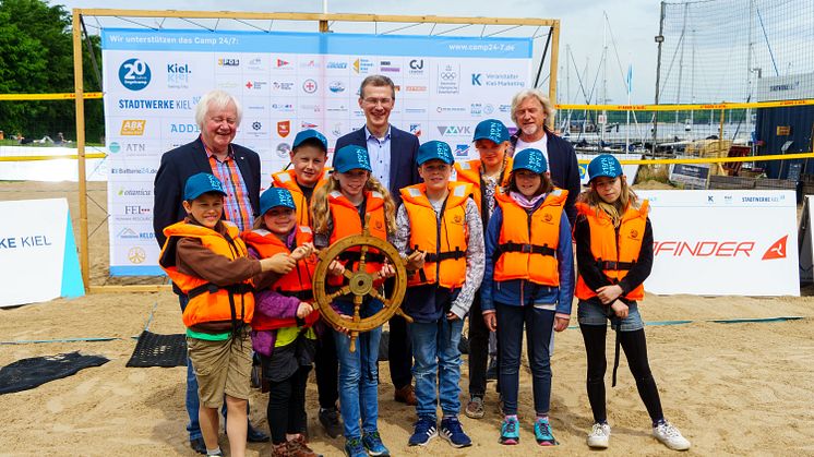 Im vergangenen Jahr 2022 feierte das Segelcamp seinen 20. Geburtstag - natürlich mit Steuerradübergabe an die Kinder