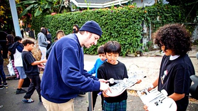 Skateboardlegendaren Steve Berra donerade skateboards och skateskor till barn vid en leksaksutdelning som organiserades av Scientology-kyrkans Celebrity Centre i Hollywood.