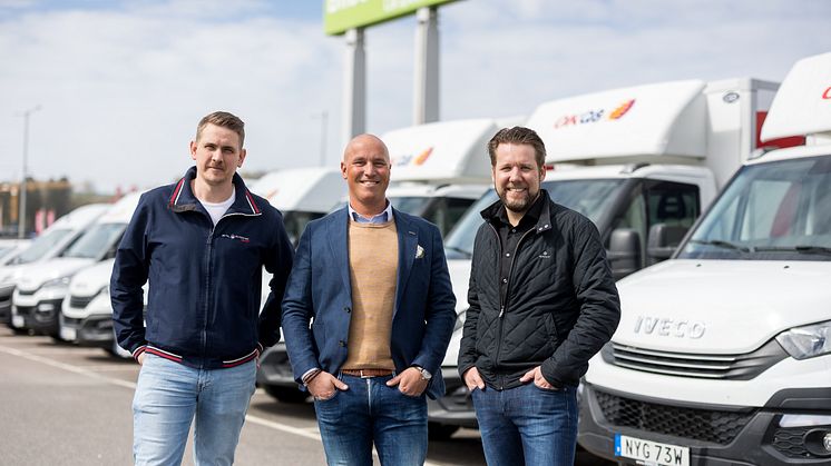 En av bensinstationerna som kommer hyra ut de 220 IVECO Daily som beställts är OKQ8 i Bäckebol där Christofer Olsson (t.v) är säljchef. Marcus Torin (mitten) är IVECO´s storkundsansvarig och Mattias Hagman Product & Fleet manager hos OKQ8.