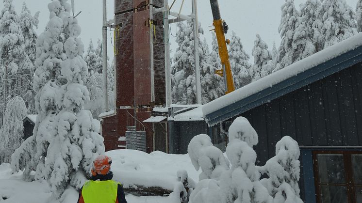 Efter en veckas förberedelser monterades trapphus och utsiktsplattformen ner den 18 december. Foto: Stefan Hamréus, Länsstyrelsen i Dalarnas län