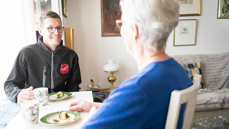 För äldre som har svårt att ta sig från sin bostad kan Frälsningsarmén göra hembesök då det bjuds på lite fika och en pratstund. 