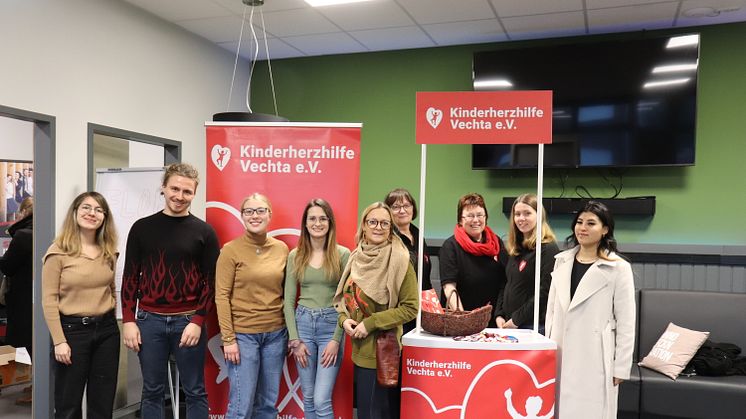 Beim Spendenflohmarkt: die organisierenden Studierenden zusammen mit Vertretenden der Kinderherzhilfe und Prof.in Dr.in Jantje Halberstadt (5.v.r.)