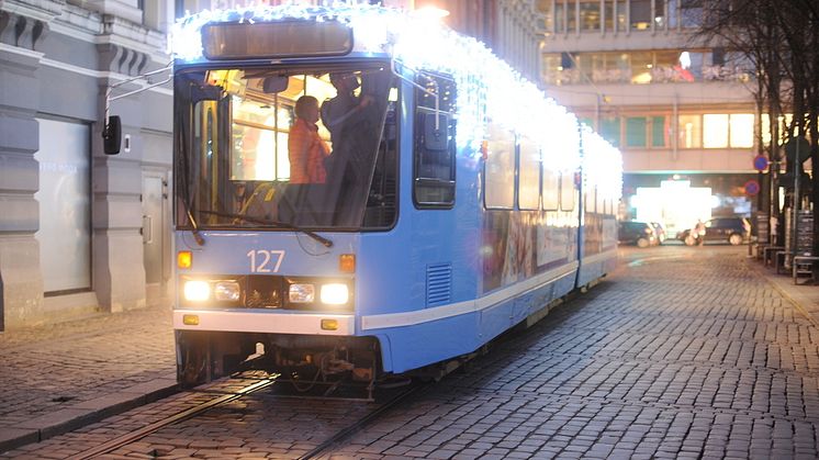 Juletrikken lyser opp Oslo i Desember, og nissen er flyttet inn på Valkyrie plass.