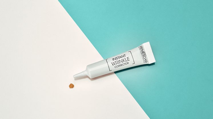 Remescar Instant Wrinkle Corrector - produkt mot bakgrund