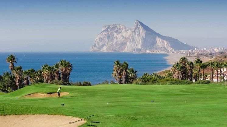 Fra Alcaidesa links golfbane spiller man med de spektakulære Gibraltarfjellene som bakteppe.