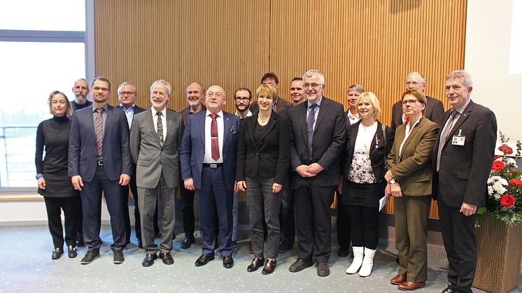 Das Joint-Lab-Team gemeinsam mit der Ministerin und weiteren Ehrengästen.