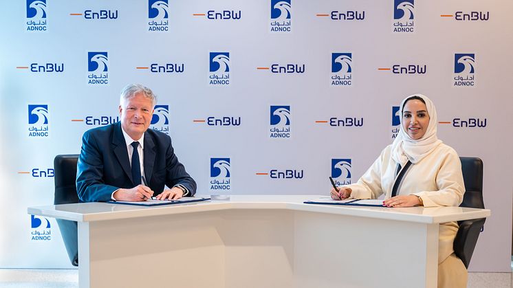 Vertragsunterzeichnung zwischen Peter Heydecker, Vorstand für Nachhaltige Erzeugungsinfrastruktur der EnBW, mit Fatema Al Nuaimi, Executive Vice President, Downstream Business Management bei ADNOC. (Bild: ADNOC)