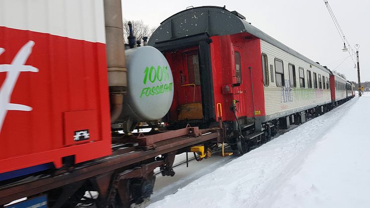 Försökståget 2019 stannar till i Dorotea. Både lok och generatorvagn (till vänster på bilden) körs med fossilfritt bränsle (HVO). Foto; Ulf Jaarnek