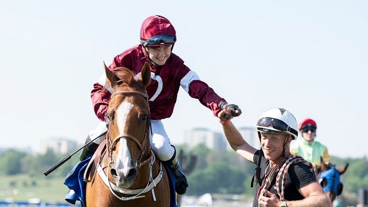 Ulrika Holmquist efter dagens  fjärde seger på Nationaldagsgaloppen förra veckan. Foto: Elina Björklund/Svensk Galopp