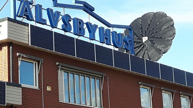 Älvsbyhus solcellspaneler på huvudkontoret i Älvsbyn