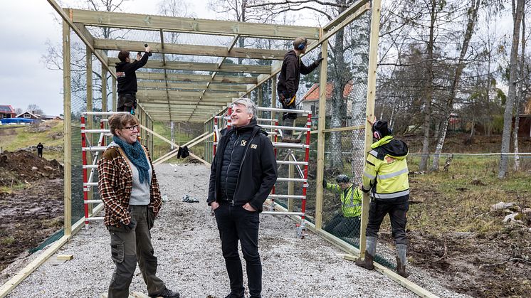 (Foto: Bildbyrån) På bilden syns Emma Billbäck, KFV Rättviks viltjour och Christer Blank, vd och delägare XL-BYGG Siljan