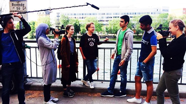 Ungdomar som arbetar med film inom ramen för landstingets kultursommarjobbsatsning är ute på ett filmuppdrag på Södermalm. Foto: Jessica Karlsson.
