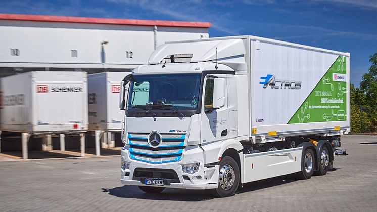 Efter två års tester rullar nu eldrivna tunga lastbilen Mercedes-Benz eActros i vardagstrafik för DB Schenker i Leipzig.