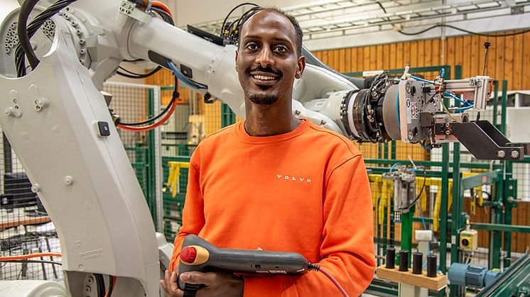 Ibraahim Omar läser en yrkesvuxutbildning till processoperatör och ser både jobb och vidareutbildning framför sig.