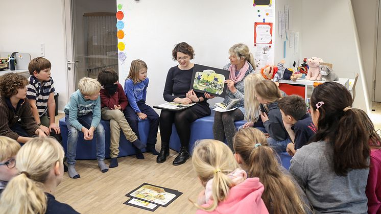 Karen Nehlsen (mitte rechts) liest aus dem plattdeutschen Buch "De Bremer Stadtmuskanten" vor.