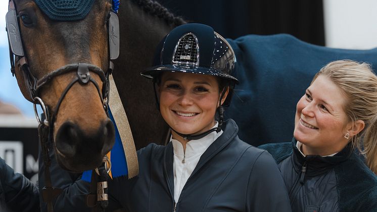 Systrarna Nicole och Stephanie Holmén tillsammans med Quirious som under fredagen vann Agria Star of Tomorrow för 5-åriga hästar