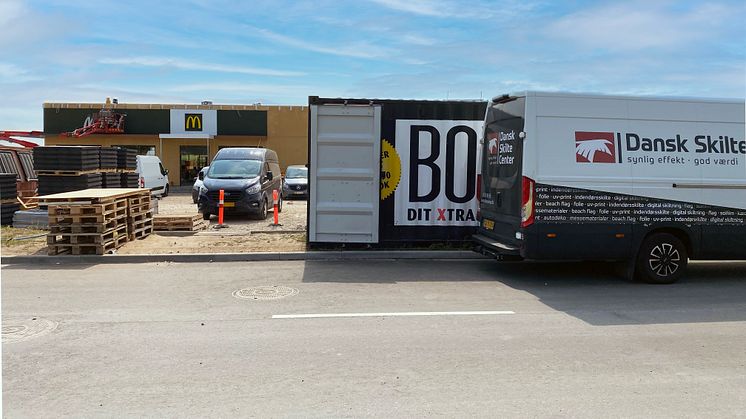 På en byggeplads i Brønderslev er Dansk Skilte Center i gang med en montageopgave for McDonalds. Her er Boxit-containeren en vigtig del af arbejdsgangen. Foto: PR. 