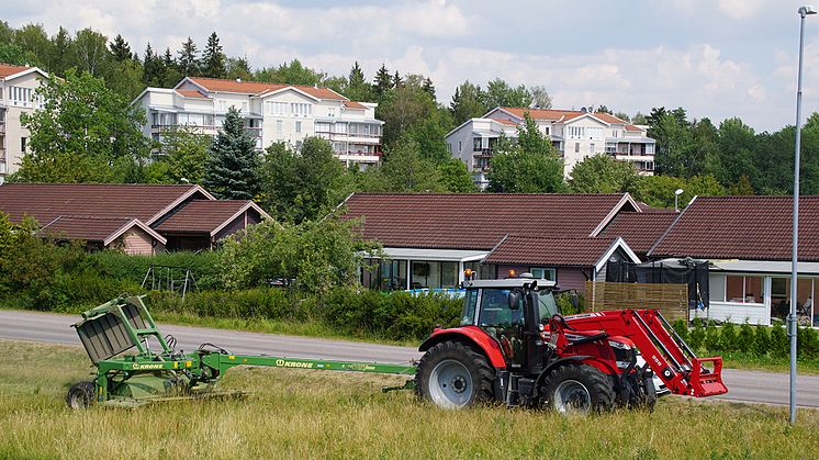 En bild från när lantbrukare slog foder på kommunala gräsytor 2018. Nu erbjuder vi foder igen. 