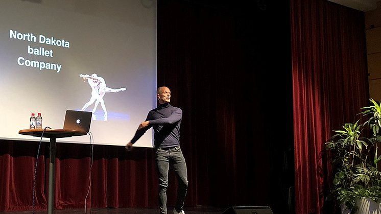 Tobias Karlsson inför en fullsatt aula på Bokelund 2018. Foto: Sölvesborgs kommun