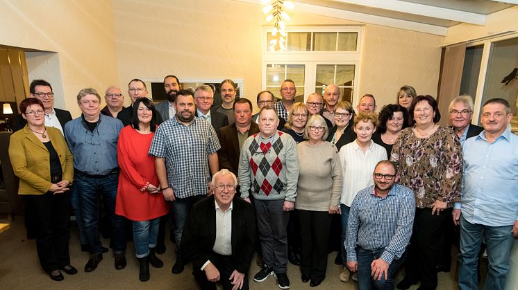 Christian Weber, Generalbevollmächtigter der Karlsberg Brauerei KG Weber (sechster von links), ehrte gemeinsam mit Personalleiterin Kerstin Benedikt und den Betriebsratsvorsitzenden Mitarbeiter von Karlsberg und Vendis. Foto: Karlsberg/Dirk Guldner 