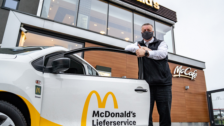 Dirk Ehmann präsentiert: Das McDonald's Lieferservice Auto in modernem Design. Die Fahrzeugflotte besteht zum Start aus zehn Wagen. (Florian Schönfeld – rlvnt GmbH)