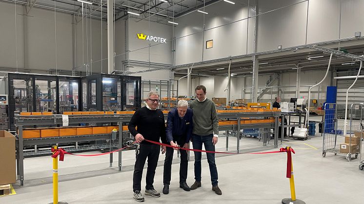 Dan Adolfsson, Logistikchef Kronans Apotek, Mats Flodin, Kommunfullmäktige Enköping Kommun och Erik Sjögren, VD Kronans Apotek inviger Kronans Apoteks nya e-handelslager. 