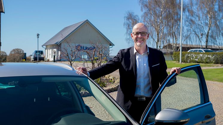 Bengt Andersson, product and marketing director at Lindab, likes the experience of driving to and from home, and all distances up to 40 km on pure electric power.