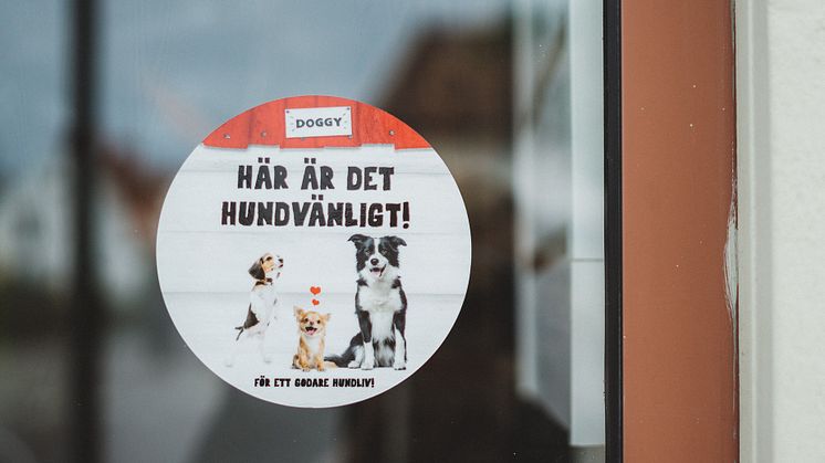 Med det här klistermärket kan restaurang- och caféägare nu tydligt välkomna hundar in i sina lokaler.