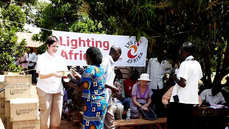 Norskt samarbeide har gitt mer miljøvennlig lys i Uganda