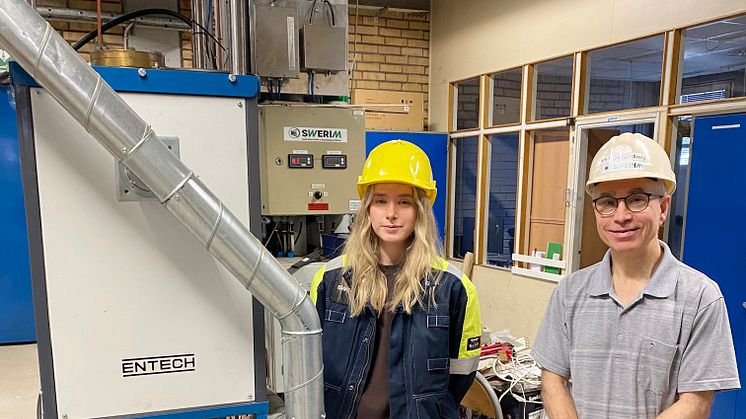 Towa Eriksson, Uppsala universitet och Lars-Olov Nordberg, Swerim framför den testrigg där fluidiseringsförsöken med vätgas ska genomföras. 