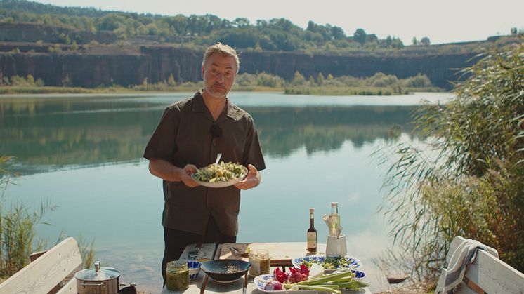 Tareq Tayler lagar mat i Stora Stenbrottet