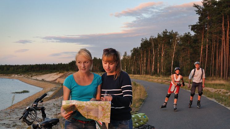 Ob mit dem Fahrrad oder Skates: Im Lausitzer Seenland lässt sich so jede Menge Industriekultur entdecken. Foto: Tourismusverband Lausitzer Seenland / Nada Quenzel