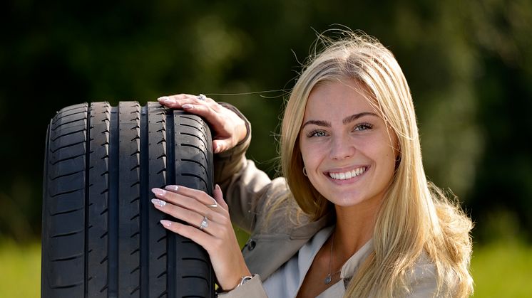 Sommerdæk har en hårdere gummiblanding end vinterdæk, og en større del af dækkets profil er i kontakt med vejen. Det gør sommerdæk til det bedste dækvalg på varme sommerveje.