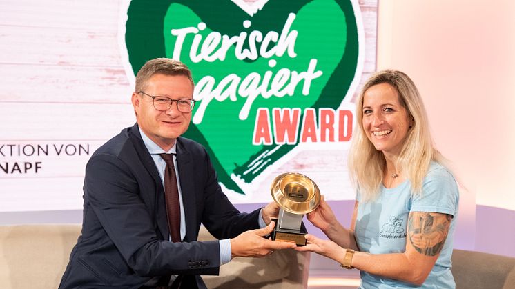 Petra Berner vom Verein Samtpfotenstube freut sich den Goldenen Fressnapf 2021 für ihr tierisches Engagement von Hermann Aigner übernehmen zu dürfen.