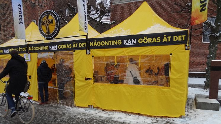 Scientologins Frivilligpastorer gav hjälp och information till besökarna i det gula tältet på Mårtenstorget.