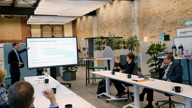 Fabian Heuel, Leiter der Geschäftsstelle des Zentrum der Brandenburgischen Hochschulen für Digitale Transformation, stellt Guido Wendt (rechts), Staatssekretär für Wissenschaft und Bildung in Schleswig-Holstein, das ZDT vor. Foto: TH Wildau