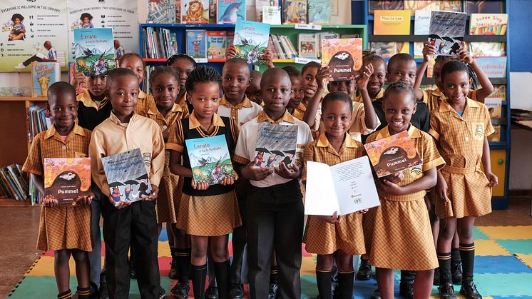 Skolebarn får bøker Canon har produsert for organisasjonen Room to Read 